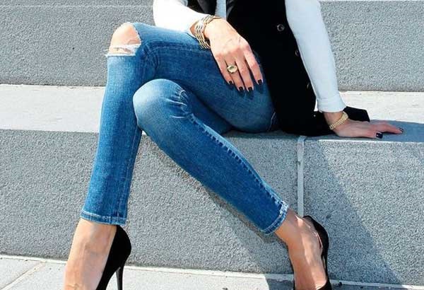 Fashionable ripped jeans and skinny skinny: trends, what to wear