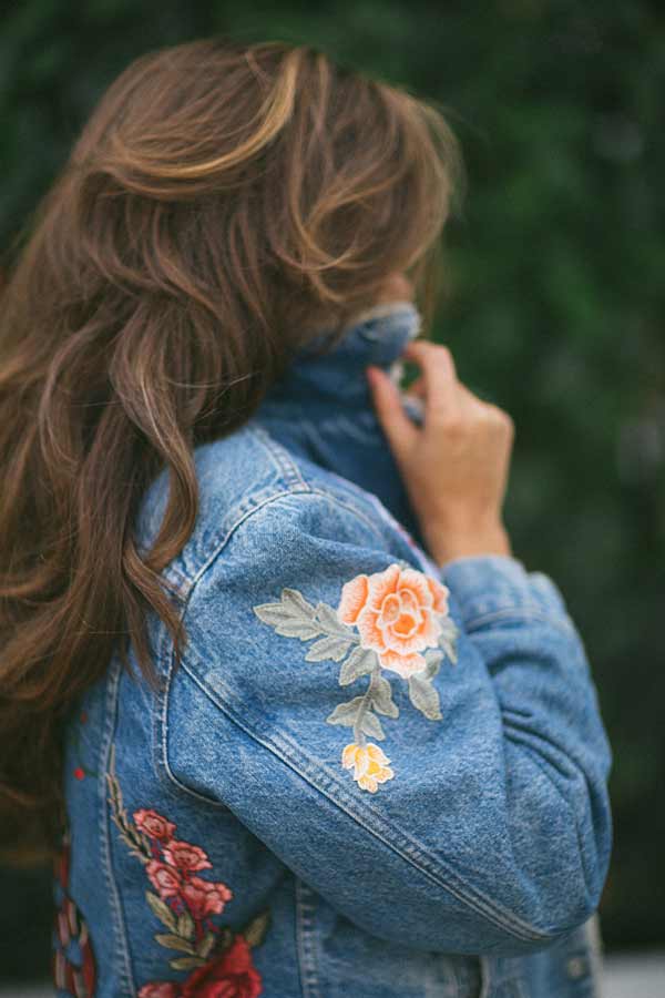 Broderie chic sur une veste en jean