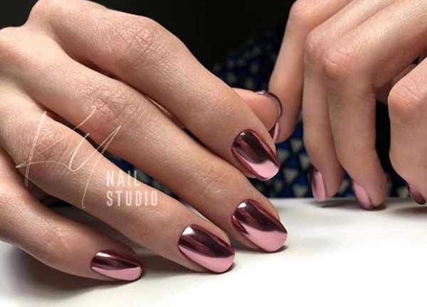 Frotter rose sur les ongles