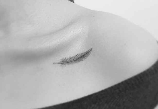 Mini tatouage plume