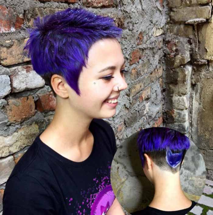 Coupe de cheveux courte avec un motif