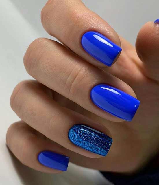 Manucure bleue pour l'automne avec des paillettes