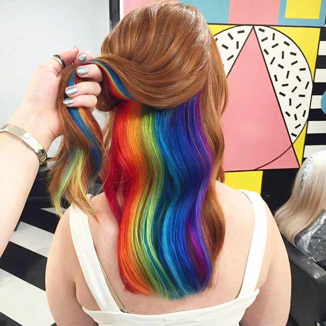 Un exemple de coloration arc-en-ciel cachée dans les cheveux bruns