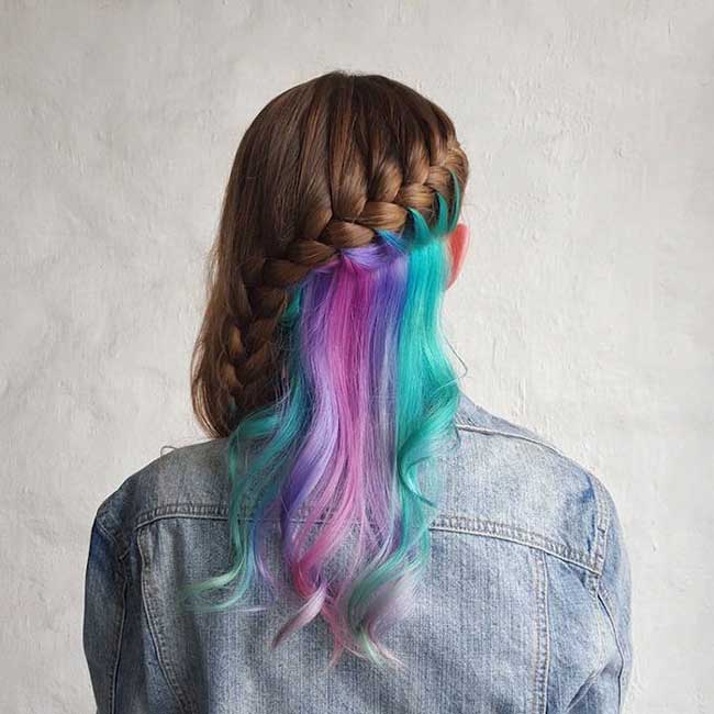 Coiffure avec teinture arc-en-ciel caché dans les cheveux