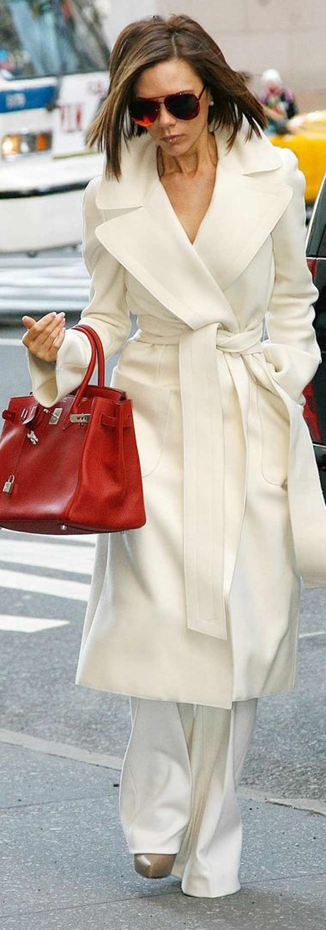 Manteau blanc et sac rouge
