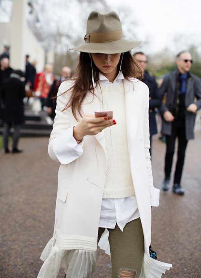 La combinaison du blanc avec des accessoires lumineux