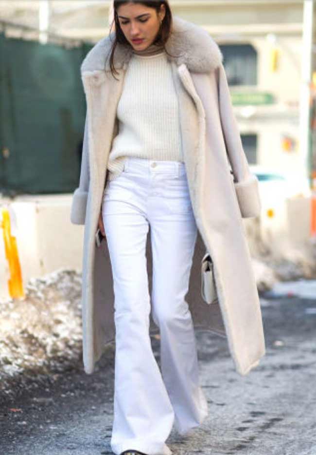 Pantalon évasé blanc + manteau léger + pull