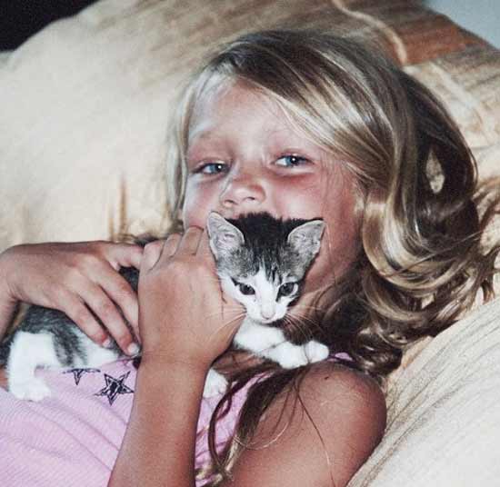 Gigi avec un chat enfant