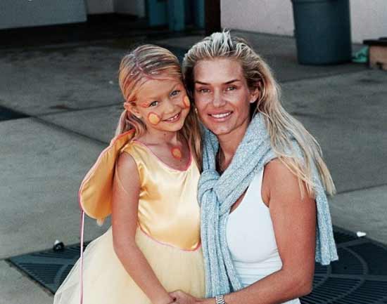 Gigi Hadid with her mother