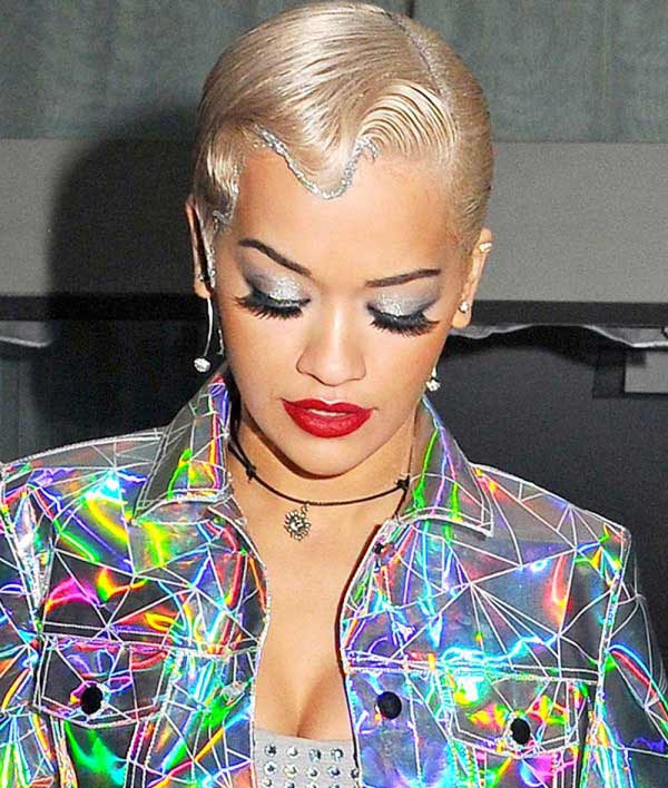 Rita Ora cheveux courts et frange