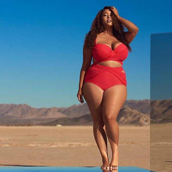 Mannequin grande taille en maillot de bain