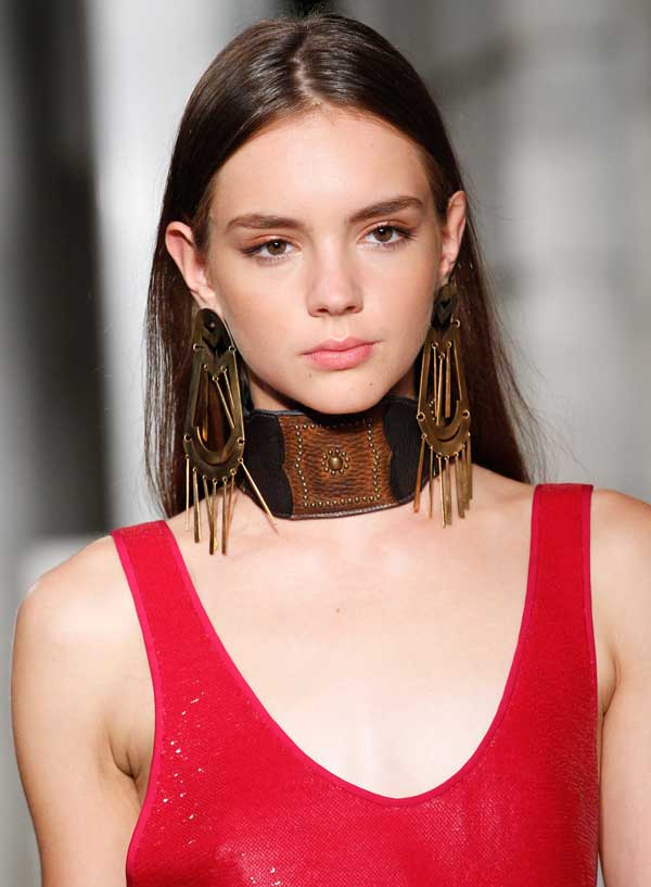 Tour de cou et grandes boucles d'oreilles