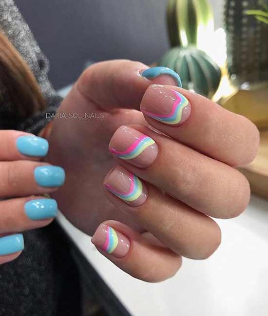 Différentes couleurs d'ongles sur les ongles courts