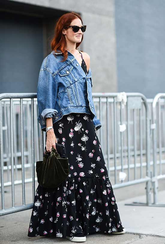 Veste en jean, robe avec baskets