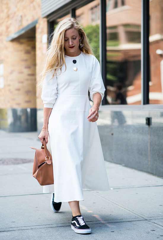 Robe longue blanche avec baskets