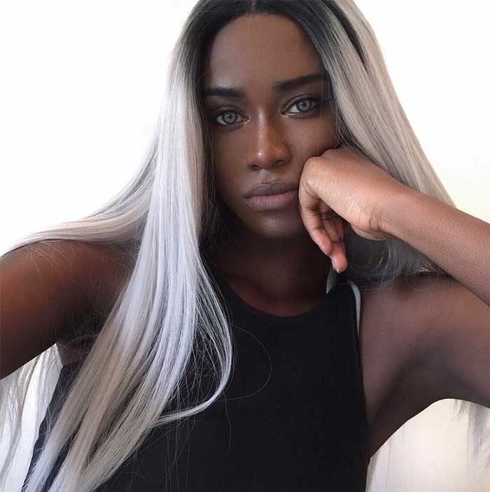 Cheveux blancs et peau très foncée