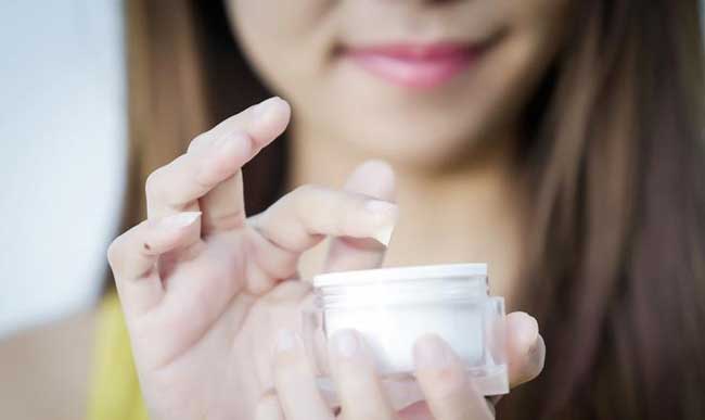 Face cream against wrinkles and sagging skin