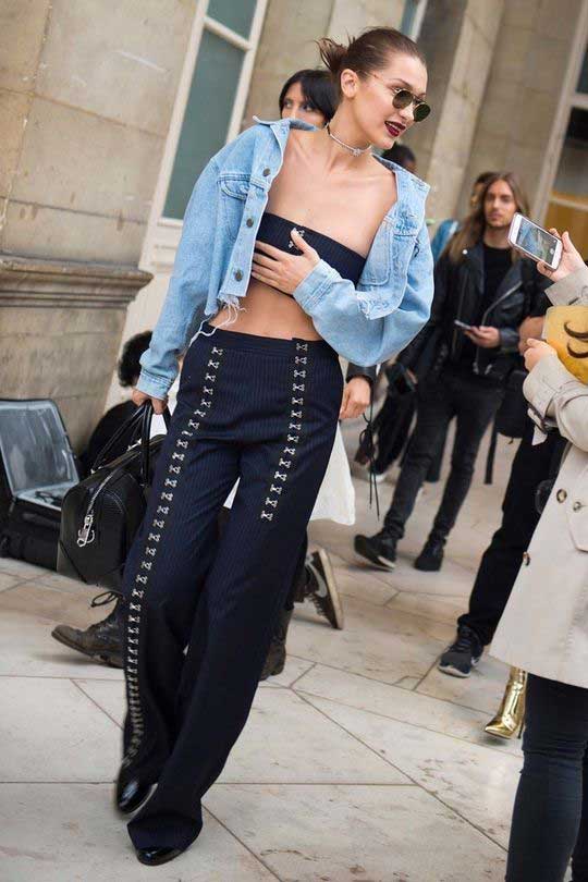 Bella Hadid en pantalon large à Paris