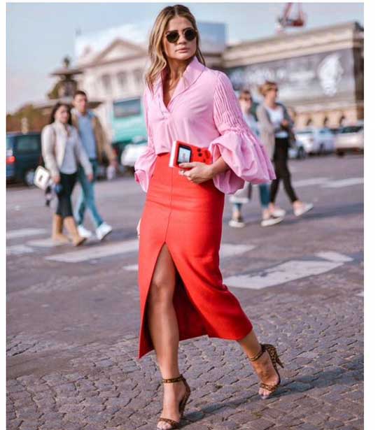 Un look audacieux avec une jupe rouge. Photo : Milena Marques