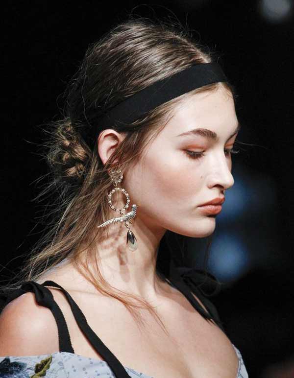 Look with a fashionable hair accessory