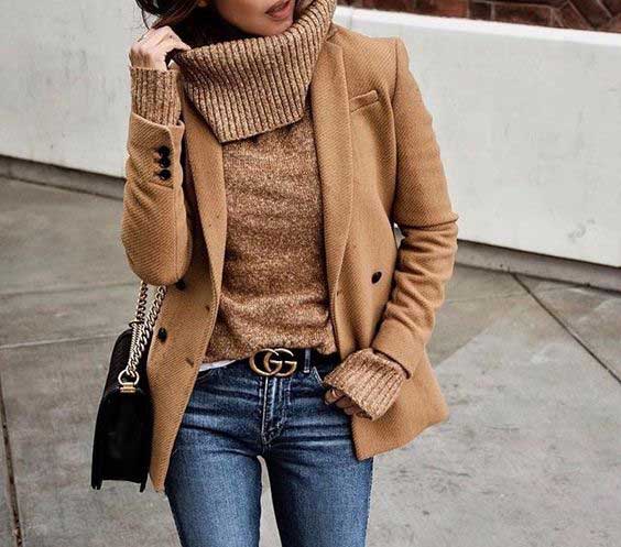 Pull beige avec un jean