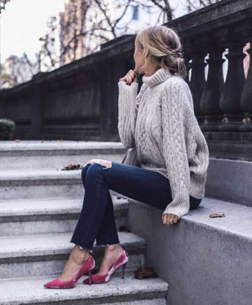 Chaussures roses et pull gris