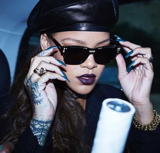 Rihanna en lunettes de soleil