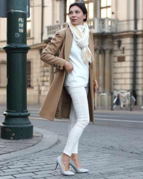 Pantalon et pull blancs, manteau beige