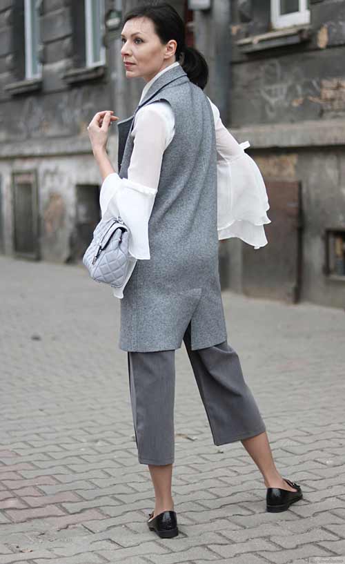 Look costume gris et chemisier blanc