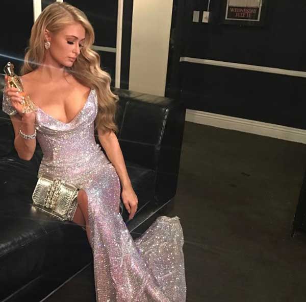 Robe longue brillante de Paris Hilton