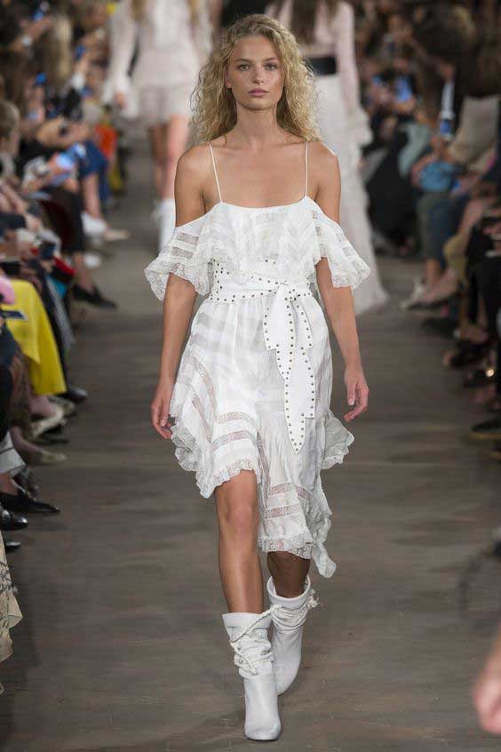 Robe blanche à la mode pour l'été