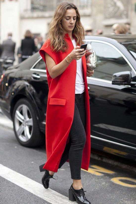 Manteau rouge + t-shirt + bottines