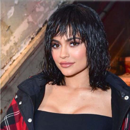 Kare aux cheveux bouclés, l'image de Kylie Jenner