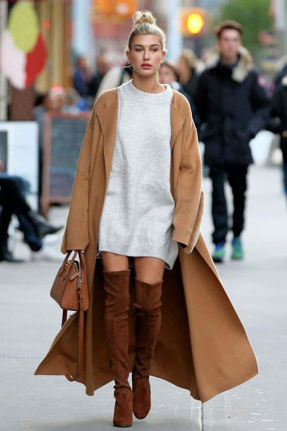 Idée avec un manteau long et des bottes marron