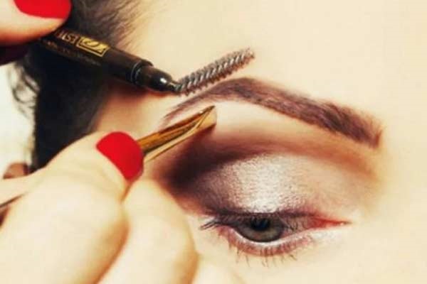 Les nuances de la correction de la forme des sourcils