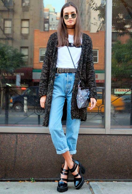 Mid-length cardigan with light blue cropped jeans