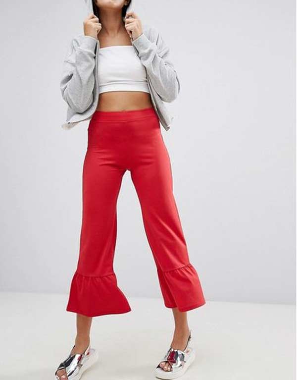 Sporty look and trousers with flounces + top