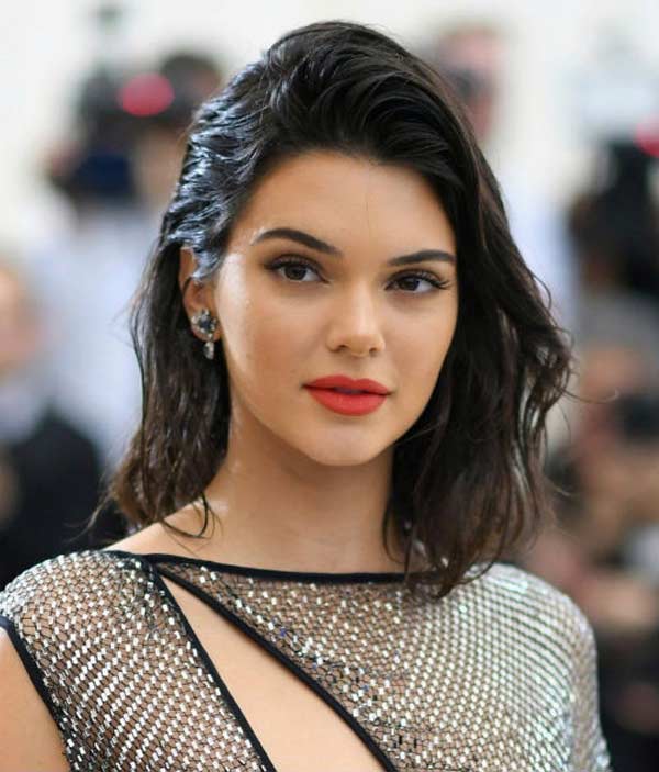 Kendall Jenner - Hairstyle Wet Hair Effect