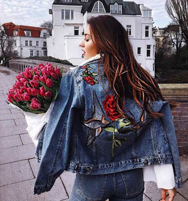 Imprimé floral réaliste sur veste en jean - look mode 2017