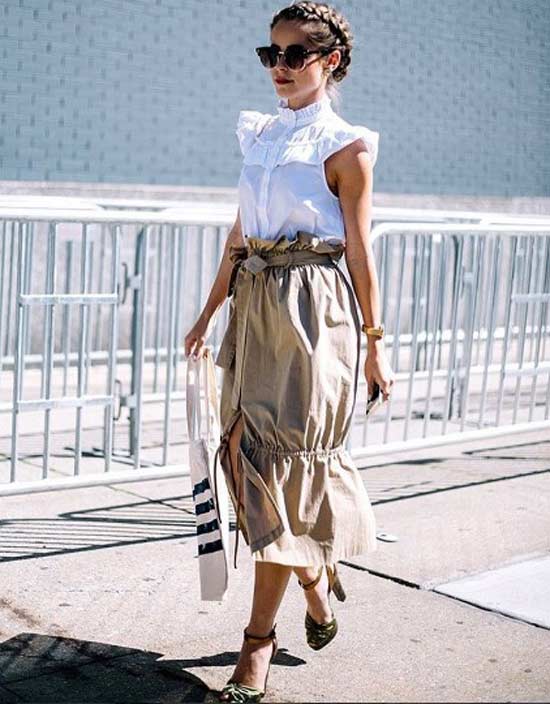 Look à la mode avec un chemisier féminin à manches courtes à volants