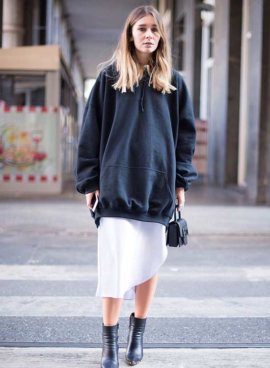 Grand pull oversize avec jupe blanche - image