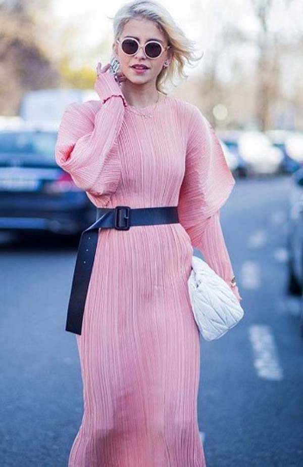 Couleur rose. style de rue de robe de mode