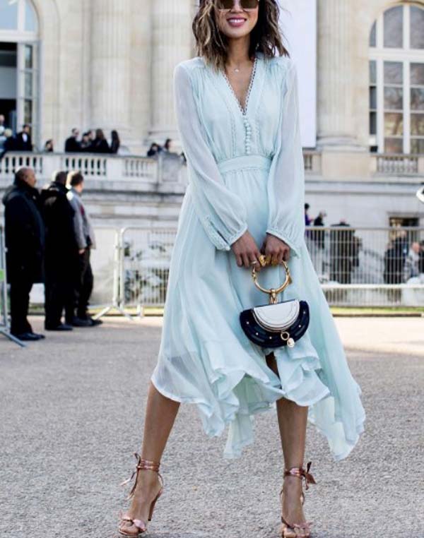 Robe bleu clair pour l'été