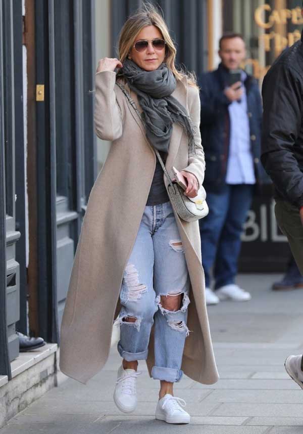 Jennifer-Aniston en baskets blanches