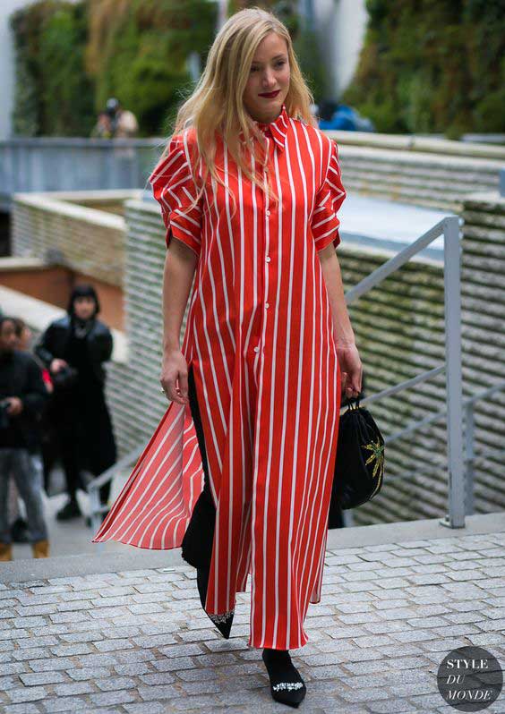 Robe rouge et blanche, manches victoriennes