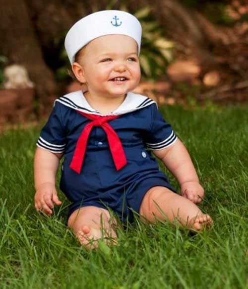 Enfant habillé dans un style nautique