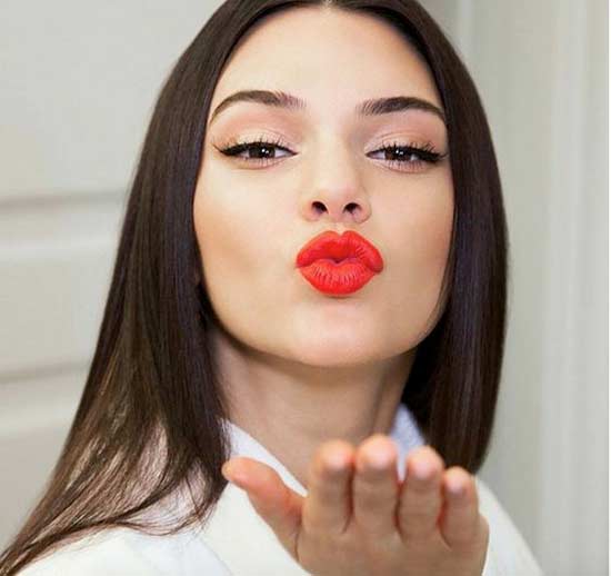 Rouge à lèvres rouge Kendall Jenner