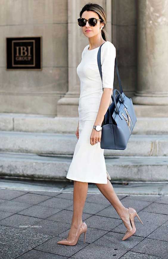 Robe blanche avec sandales beiges