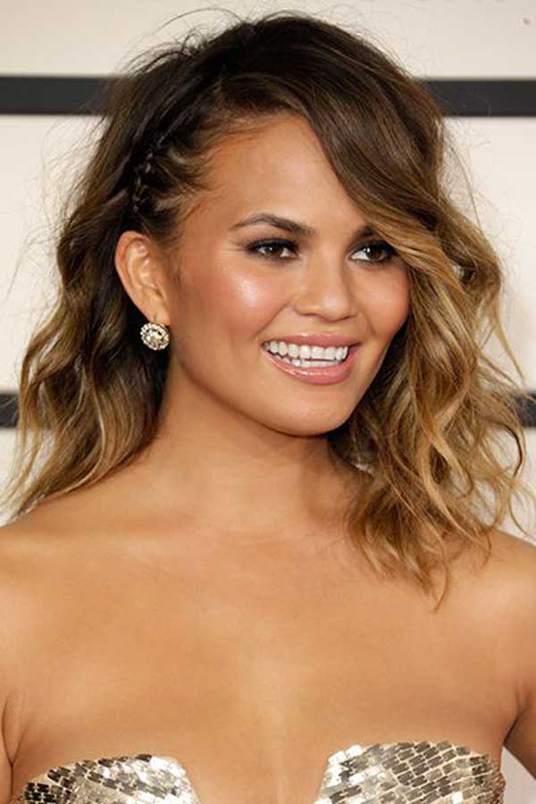 Chrissy Teigen - Contour des cheveux