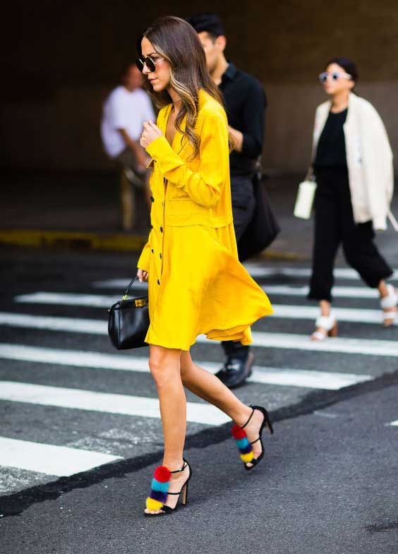 Robe jaune avec sandales à pompons